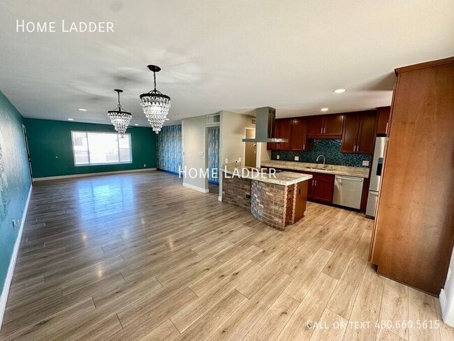 Building Photo - 8323 E Sells Dr