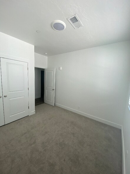 Building Photo - 5801 S Garnet Dr