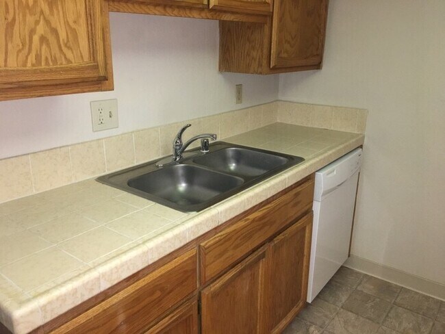 Building Photo - Reno Riverfront Condo - 2 Bedroom - Cat Fr...