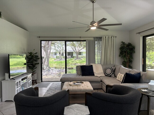 Building Photo - 216 Club Dr