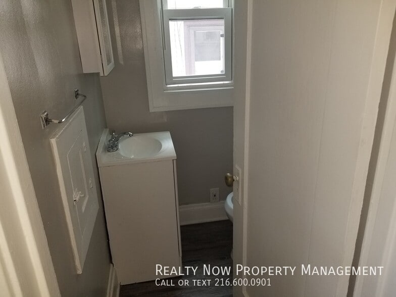 Building Photo - 3149 E Derbyshire Rd