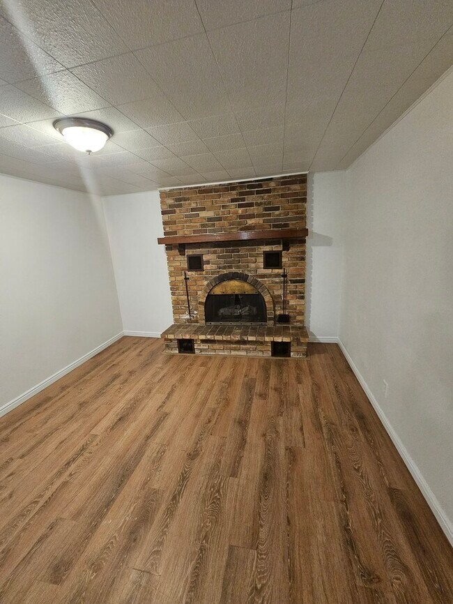 Building Photo - 4 bed 2 bath Home in Murray