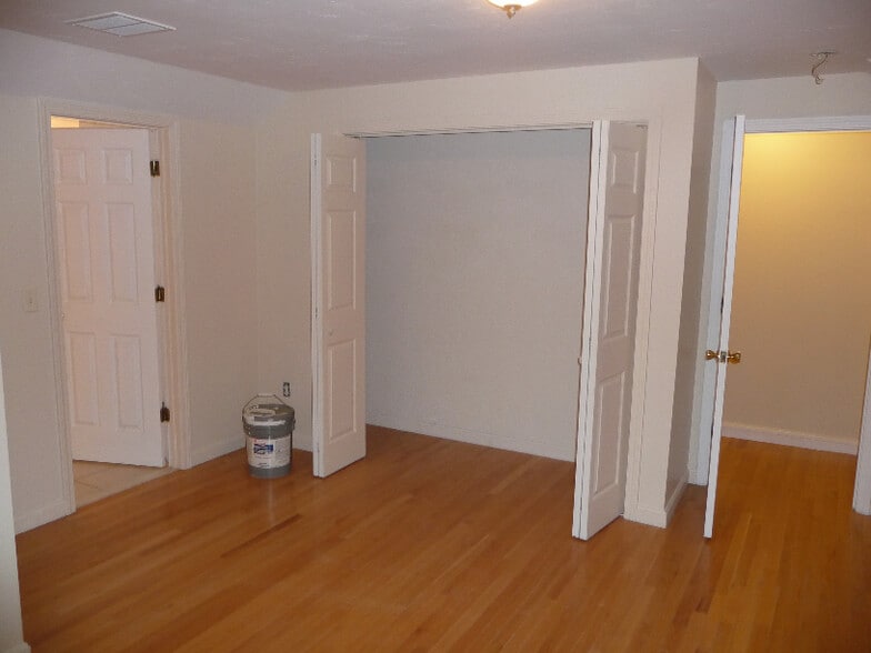 Building Photo - 104 Pond St