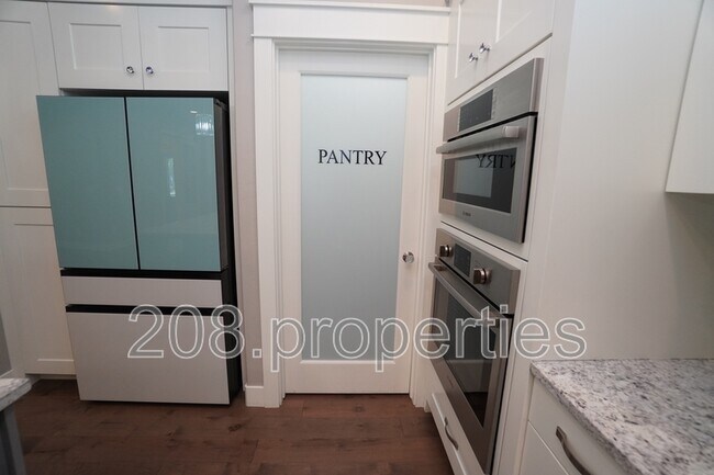 Building Photo - 407 W Pavilion Ln