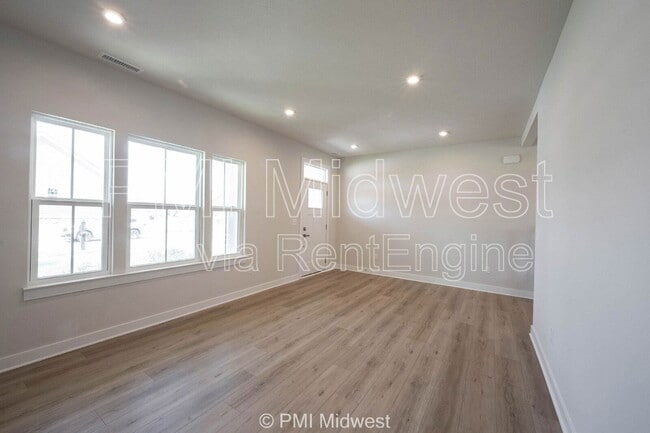 Building Photo - 581 Roosevelt St