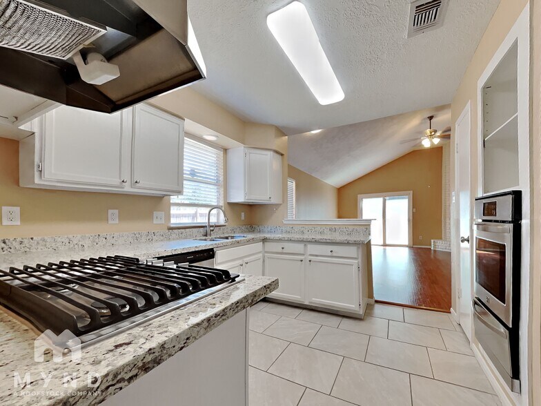 Building Photo - 8111 Valeta Dr