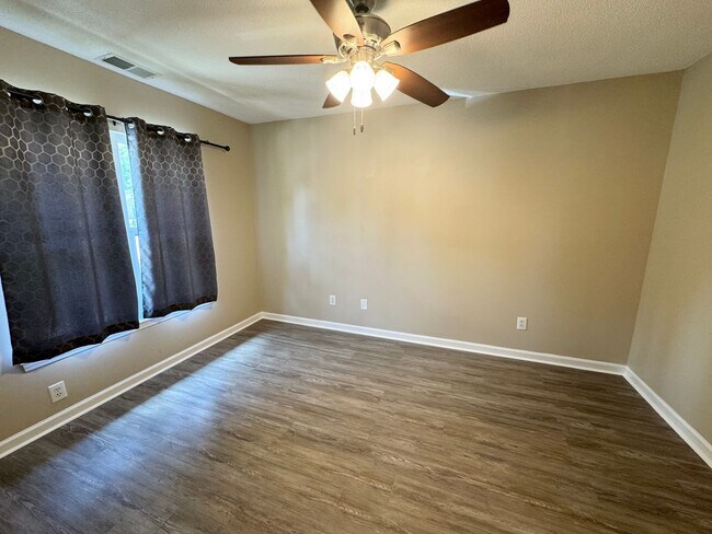 Building Photo - 109 Hickory Dr