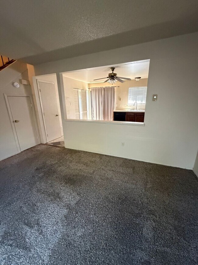 Building Photo - Easy Low Maintenance Living 2 bed 1 bath