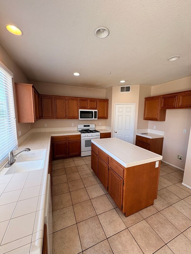 Building Photo - 4 Bed, 2.5 Bath in Riverside!