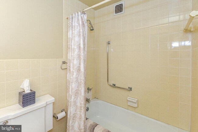 Building Photo - 4401 Roland Ave
