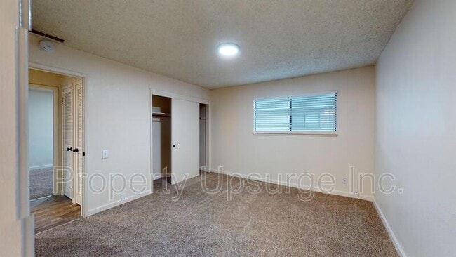 Building Photo - 905 Lakeside Dr