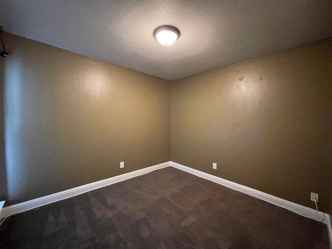 Building Photo - Wonderful 3 Bedroom with 2 Bath Downstairs Unit.