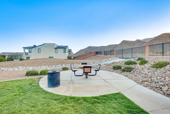 Building Photo - Like new, split-level, 3 bed, 2.5 bath, with bonus room & Strip views in West Las Vegas!