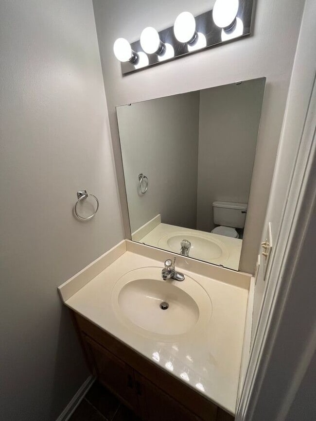 Building Photo - 2BD/1.5BA Townhome in Spring Meadows