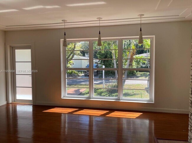 Building Photo - 811 NE 70th St