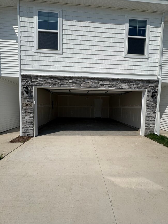 Building Photo - 1069 Daisy Ln