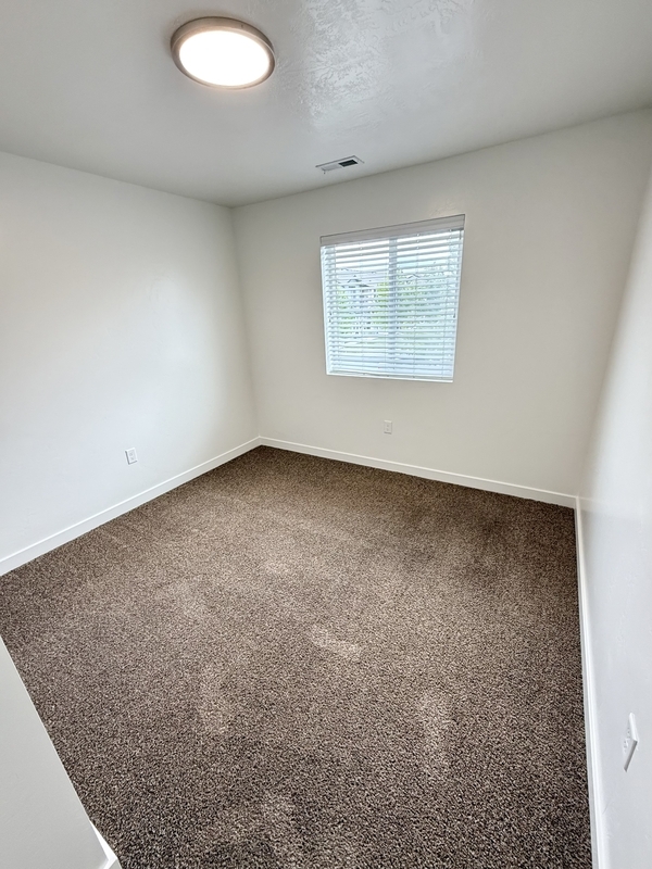 Building Photo - 676 E 550 S