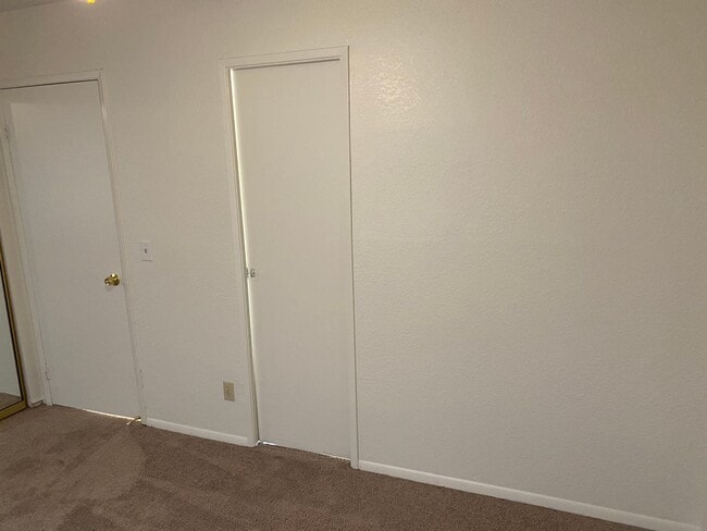 Building Photo - Henderson!!! 4 Bedrooms!! Single Story!! 2 car garage!! Big Back Yard!!! No HOA!! All Appliances!!