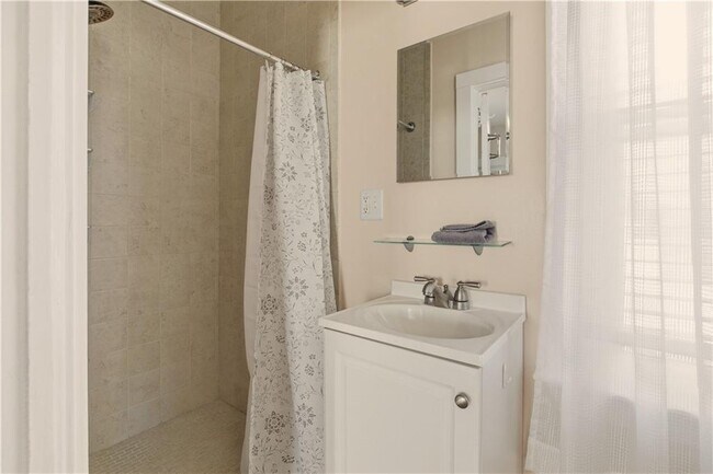 Building Photo - 65 Maple Ave