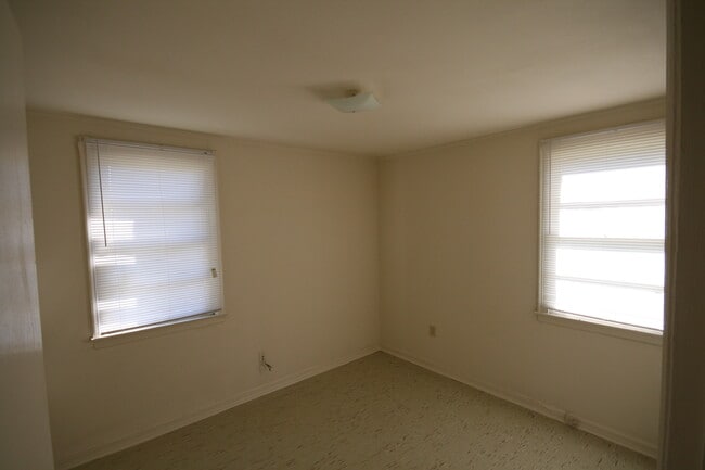 Building Photo - 2300 Rose Dr