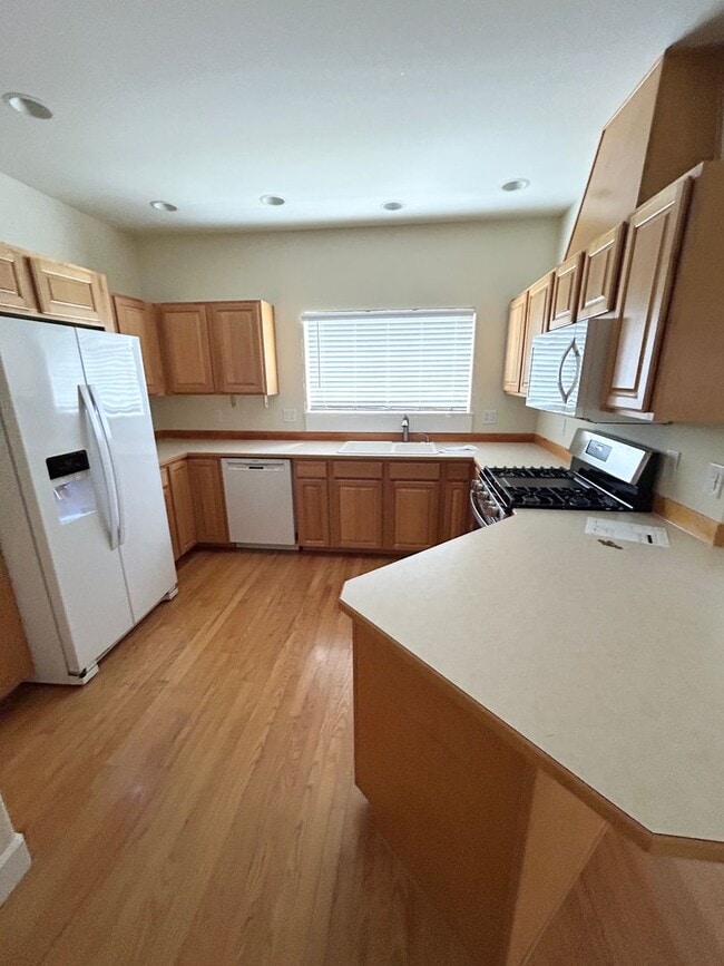 Building Photo - Elegant 3 Bed + Loft + Bonus End Unit in R...