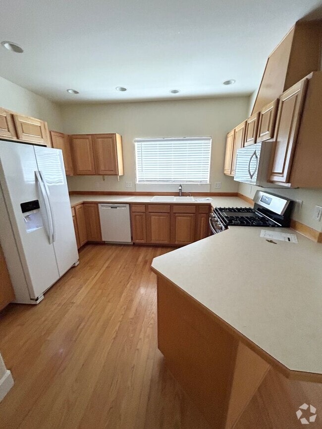 Building Photo - Elegant 3 Bed + Loft + Bonus End Unit in R...