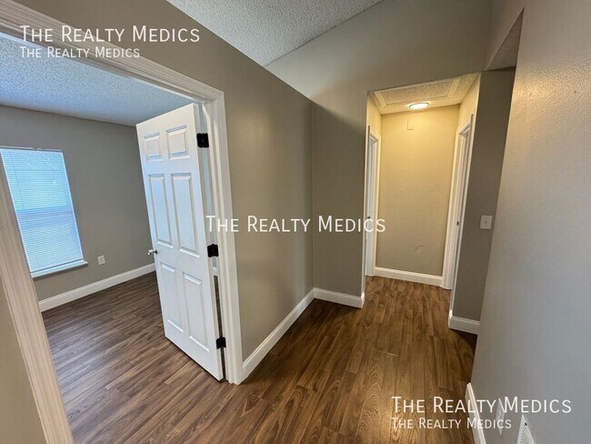 Building Photo - 313 Azincourt Ln