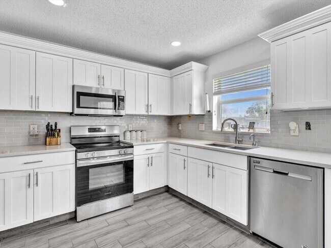 Building Photo - 7145 Crescent Creek Pl