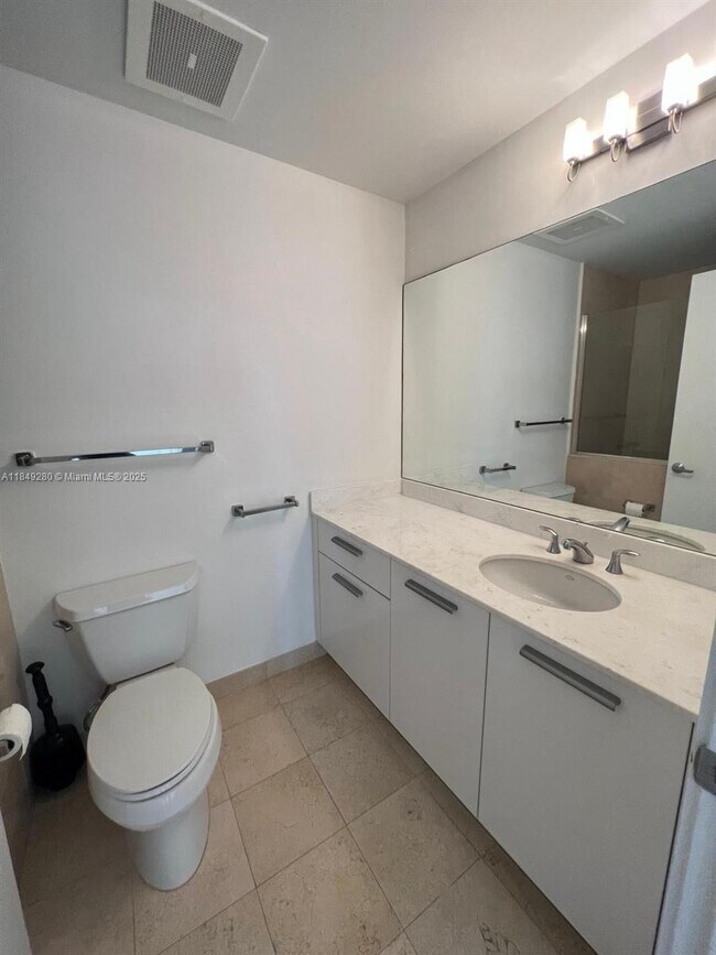 Building Photo - 1060 Brickell Ave
