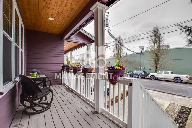 Building Photo - Close In NE Portland- Modern Townhome Across from Wholefoods and Starbucks