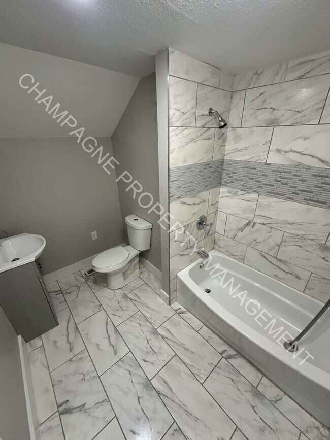 Building Photo - Fully Remodeled Home in KC