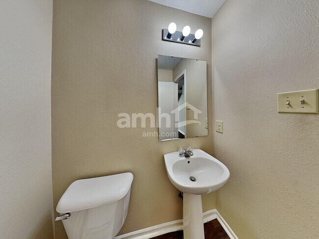 Building Photo - 1212 N Aberdeen Dr