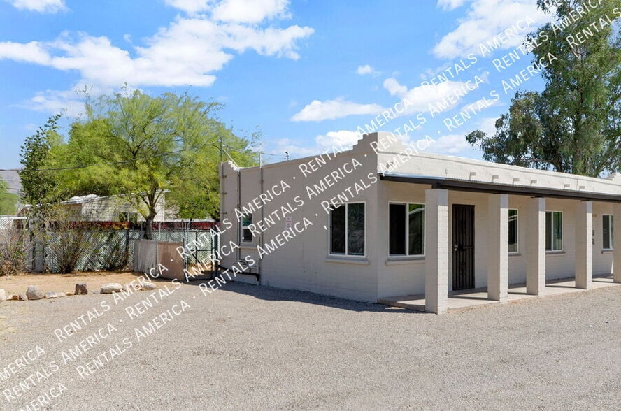 Building Photo - 3048 N Sparkman Blvd