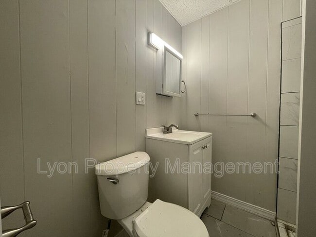 Building Photo - 412 Elm St