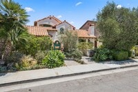 Building Photo - Charming 3BD Home in Coveted Newport Heights