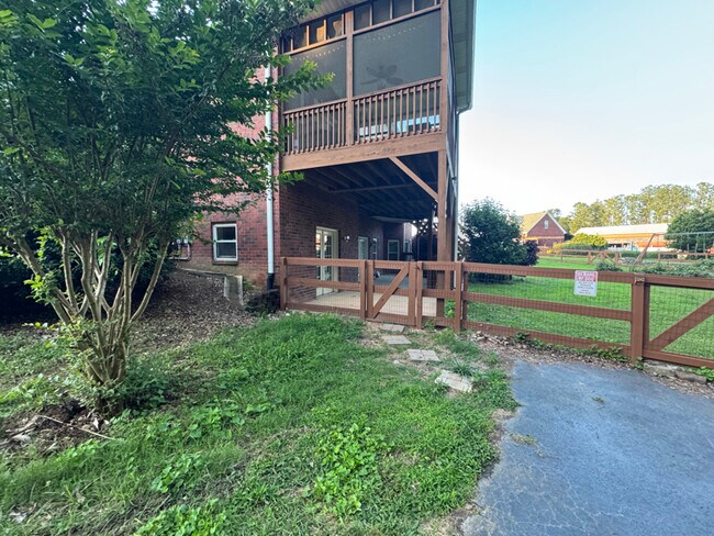 Building Photo - 691 Bear Creek Rd