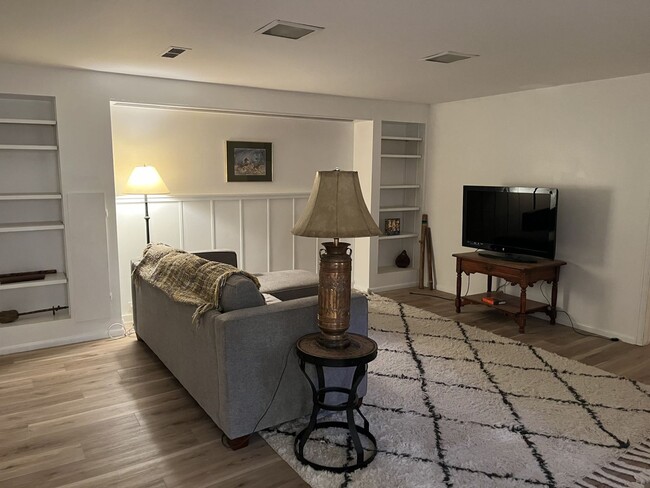 Building Photo - Updated Basement Unit Furnished or Unfurni...