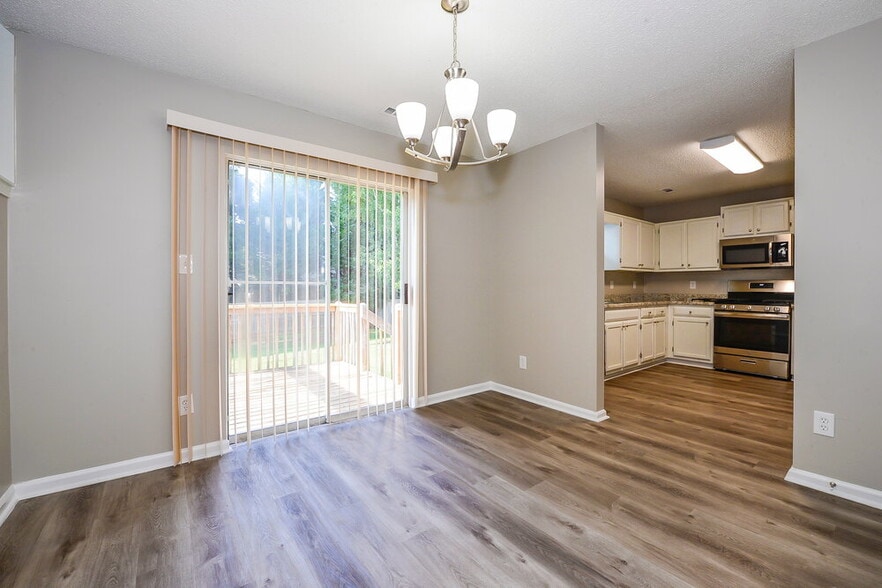 Building Photo - 709 Village Overlook