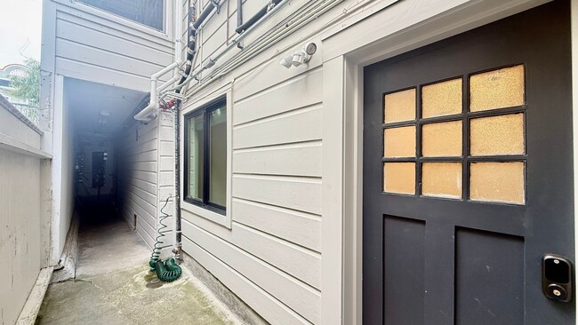 Building Photo - 1BR/1BA Renovated In-Law Unit in NOPA