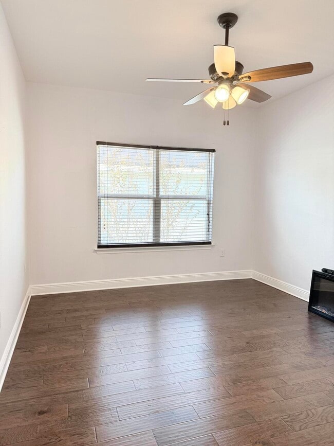 Building Photo - 590 Las Roblas Grande Dr