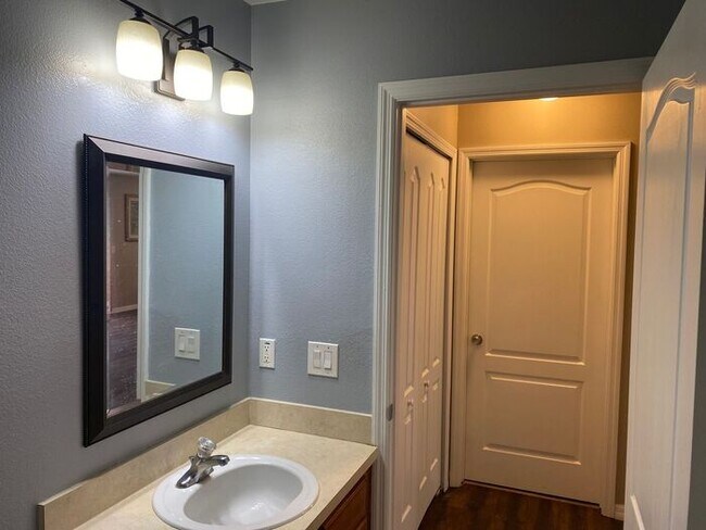 Building Photo - Valentine's Day Rent Special-Wonderful 2/2 Townhome w/ Pond View in St. Cloud