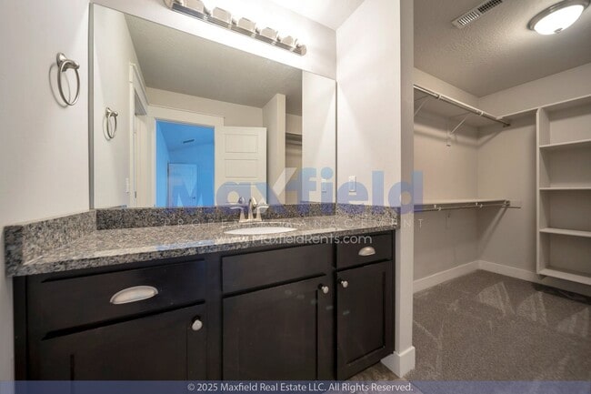 Building Photo - Small Pet Friendly - 3BD 2BTH 2GAR - Cente...