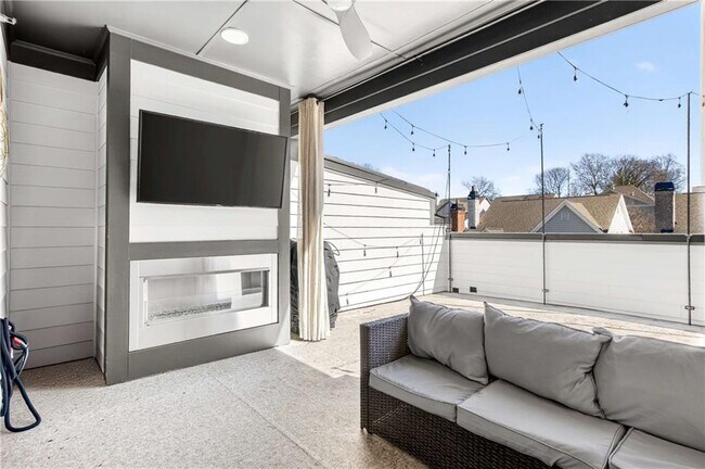 Building Photo - 1338 Booth Ave NW