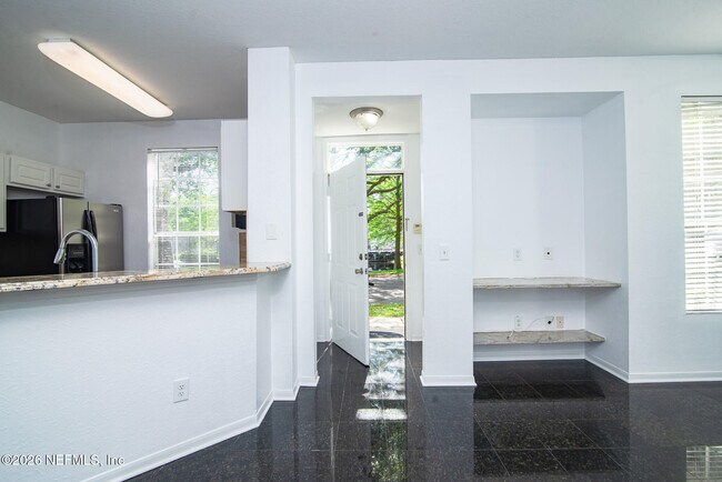 Building Photo - 13703 Richmond Park Dr N