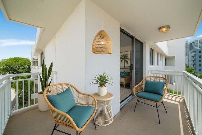 Building Photo - 1665 Bay Rd