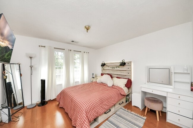 Building Photo - 922 Bayhill Dr