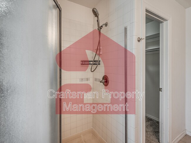 Building Photo - 2707 Silvertree Dr