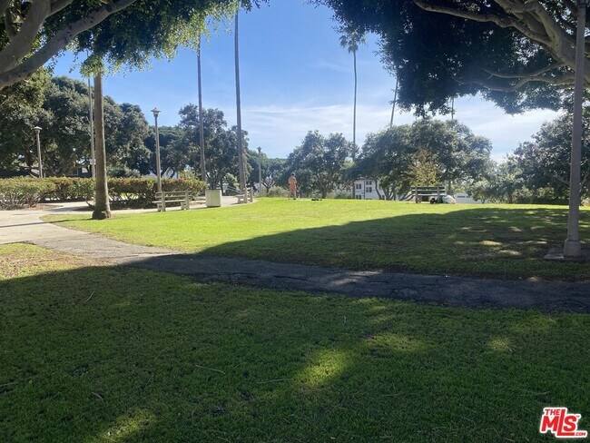 Building Photo - 2423 4th St