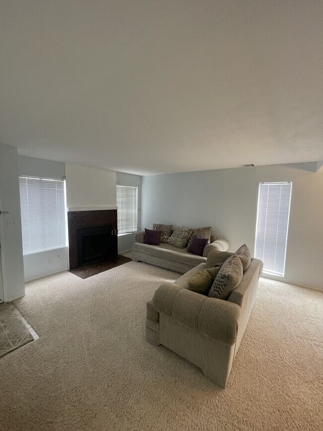 Building Photo - Coming Soon! Charming Corner Unit in Stallion Springs