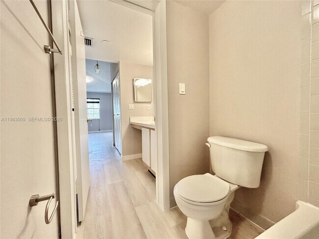 Building Photo - 2811 N Oakland Forest Dr